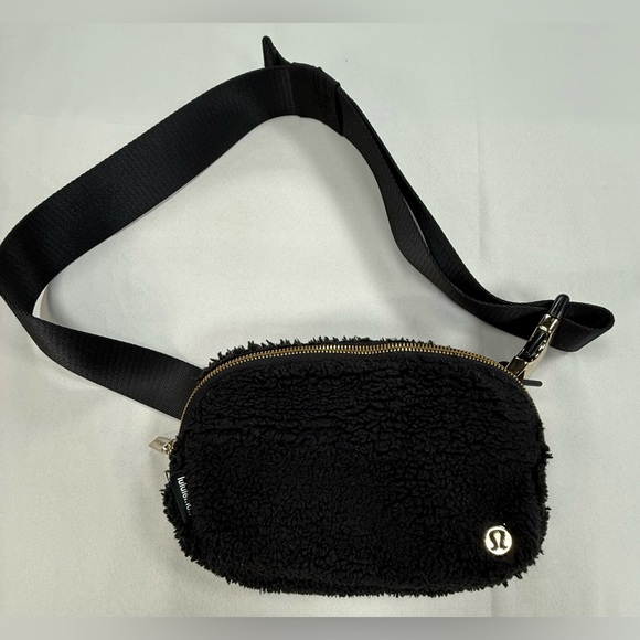 lululemon athletica Black Sherpa Crossbody Belt Bag - Picture 14 of 16
